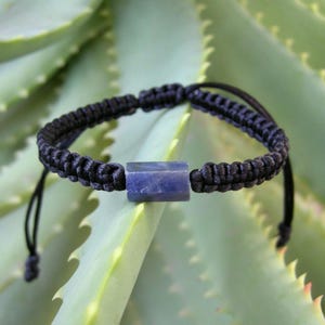 Ruwe armband saffier, stapelpolsband, edelsteen 5e en 45e verjaardag, ruwe steen, geboortesteen september, cadeau voor hem, herensieraden