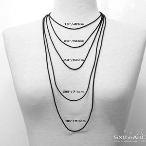 Puede incluir: Cinco collares de cord&oacute;n negro de diferentes longitudes, mostrados en un maniqu&iacute; blanco. Las longitudes son de 16 pulgadas, 20 pulgadas, 24 pulgadas, 28 pulgadas y 36 pulgadas. Las medidas tambi&eacute;n se muestran en cent&iacute;metros.