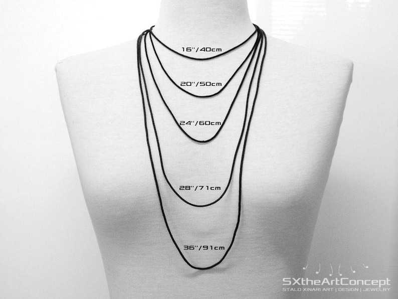 Puede incluir: Cinco collares de cord&oacute;n negro de diferentes longitudes, mostrados en un maniqu&iacute; blanco. Las longitudes son de 16 pulgadas, 20 pulgadas, 24 pulgadas, 28 pulgadas y 36 pulgadas. Las medidas tambi&eacute;n se muestran en cent&iacute;metros.