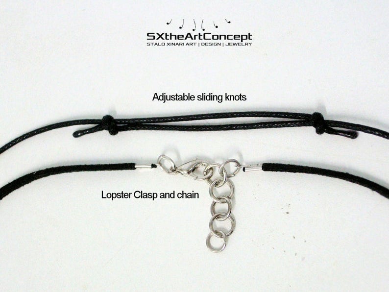 Puede incluir: Un collar de cord&oacute;n negro con nudos deslizantes ajustables y un cierre de langosta y cadena. El texto "SXtheArtConcept" y "STALD XINARI ART | DESIGN | JEWELRY" est&aacute; impreso sobre un fondo blanco por encima del collar. El texto "Nudos deslizantes ajustables" est&aacute; impreso debajo del collar. El texto "Cierre de langosta y cadena" est&aacute; impreso debajo del cierre.