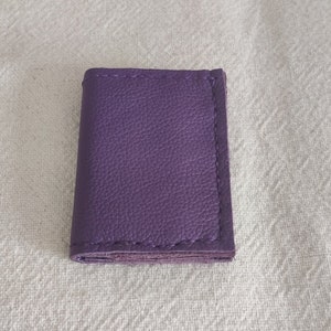 Porte cartes en cuir violet