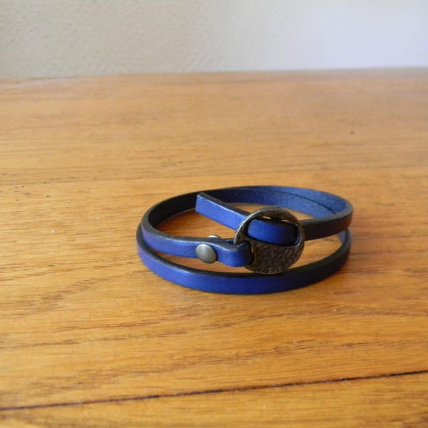 Bracelet en cuir bleu électrique fermoir passant