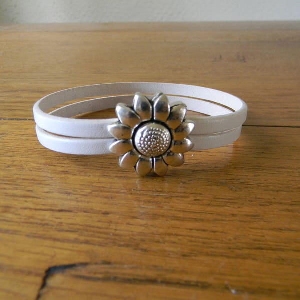 Bracelet en cuir blanc fermoir fleur