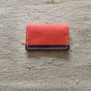 Tarjetero bicolor azul en piel rosa/morado