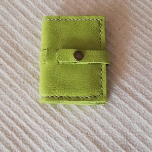 Porte cartes en cuir vert pomme fermeture pression