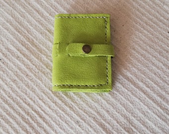 Soporte para tarjeta en cuero verde de manzana presión de cierre