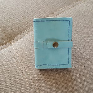 Porte cartes en cuir bleu nuage fermeture pression