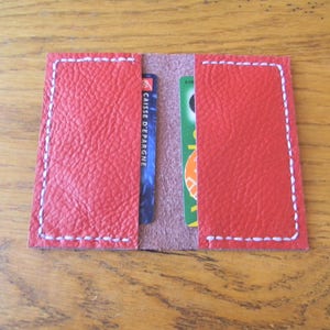Pochette en cuir pour cartes et CB de couleur rouge
