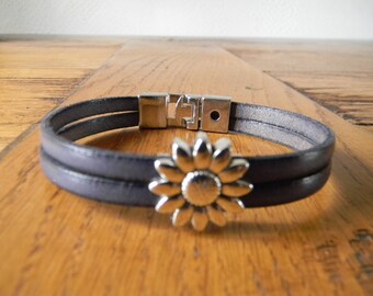 Bracelet en cuir de couleur gris bord noir passant fleur