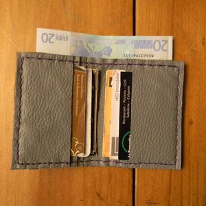 Porte cartes en cuir gris souris cousu fil violet