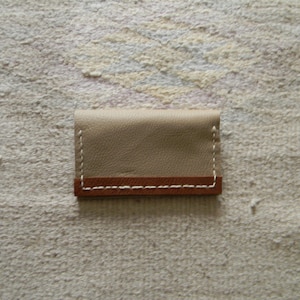 Pochette bicolore carte bleue en cuir beige/marron