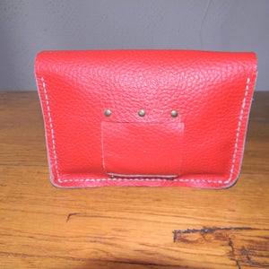 Pochette rouge avec passant pour ceinture image 3