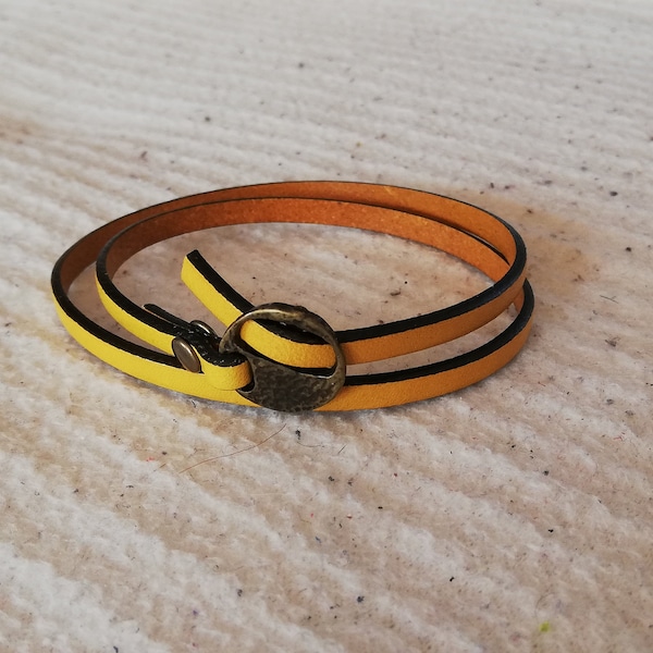 Bracelet en cuir jaune fermoir passant laiton