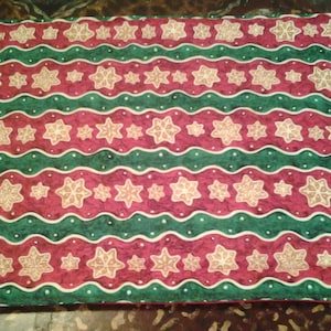 Festive,  Christmas Table Setting, Machine Quilted, Fabric Placemats, Set of 6, Red and Green with Gold Stars and a Plain Red Backing Fabric