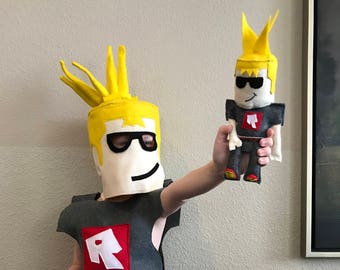 ROBLOX Girl Guest series 1 figure with Yellow Hair