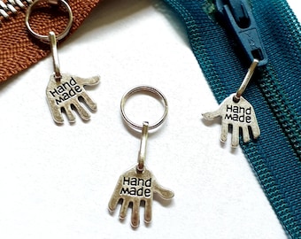 5 Stück (0,95 Euro/Stück) HANDMADE Hand Charms Amulett Zieher-Helfer Reißverschluss Schmuck Anhänger Metall Farbe Altsilber 27mm X 14mm