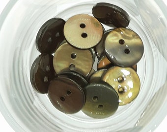 6 Stück (0,55 Euro/Stück - 0,80 Euro/Stk) Makassar Shell Perlmuttknöpfe Linse Clean Back 2-Loch Farbe OLIVBRAUN für Blusen Hemde Strickwaren