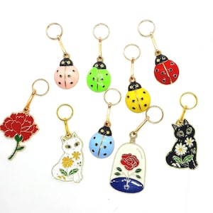 GARDEN IDYLLE カラフルな猫、バラ、てんとう虫のチャーム ジュエリー プラー ヘルパー ジッパー ペンダント メタル カラー ゴールド、カラフルなエナメル装飾