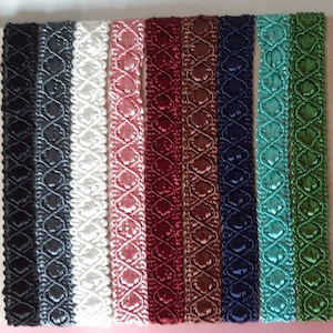Peut inclure: Assortiment de dix rubans de garniture décoratifs dans différentes couleurs, notamment noir, blanc, rose, rouge, marron, bleu, turquoise et vert. La garniture a un motif en diamant.