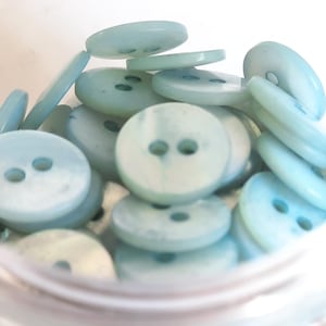 6 botões de madrepérola de concha de Makassar, com lente, verso limpo, 2 furos, azul claro, para blusas, camisas e malhas.