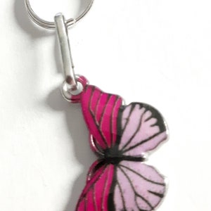 SCHMETTERLING WIESE Charm Reißverschluss Zieher-Helfer Anhänger Metall Fassung Farbe Silber Emaille Style Fuchsia