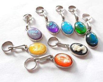 MAGIC FIRE Charm Zieher-Helfer Reißverschluss-Anhänger Metall Fassung Farbe Silber mit Harzcabochon in diverse Mystic-Feuer-Glimmer-Farben