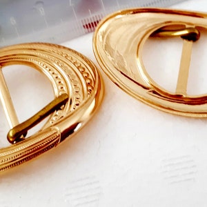 25 mm decorative belt buckle with bar and 1 pin oval metal color gold for 25 mm belt width 55 mm X 38 mm vintage with decorative embossing
