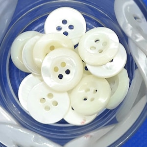 6 stycken 15 mm Trocas Shell-knappar i äkta pärlemor VITA & BEIGE Clean Back med 4 hål för jackor, stickade kläder, gyönyház-gombok