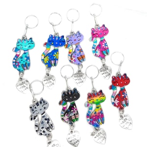 Preciosos gatos, dije de gato esmaltado colorido, joyería, tirador de cremallera, colgante de metal color plata con corazón hecho con amor.