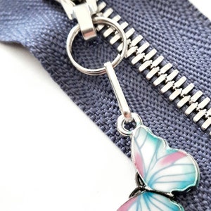 SCHMETTERLING WIESE Charm Reißverschluss Zieher-Helfer Anhänger Metall Fassung Farbe Silber Emaille Style Weiss Aqua Pink