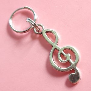 LET'S MUSIC Charm Reißer Zieher Anhänger für Reißverschlüsse mit Karabiner Clip Musikschlüssel, Geige diverse Farben G Silber 36