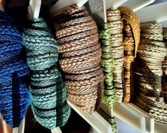 Vintage trimming ribbon measuring 13 mm, ideal for furniture trimming, as well as for saddlery and upholstery restoration.