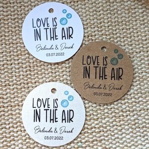 Gepersonaliseerde bedankkaartjes voor bubbels, aangepaste 'Love Is in the Air'-trouwlabels