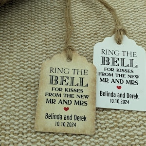Sonnez sur la cloche pour des bisous grâce à la nouvelle étiquette cadeau Mr et Mme. Étiquette personnalisée en forme de cloche. Étiquettes de taille mini.