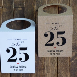 Étiquettes personnalisées pour numéros de table.