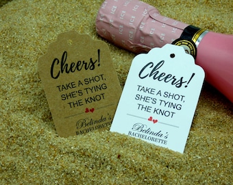 Personalisierte bachelorette Anhänger, Prost! Nehmen Sie ein Foto, als sie die Knotenetiketten bindet.