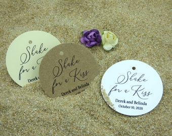 Etiqueta personalizada para obsequios "Agita para un beso". Etiquetas personalizadas para maracas.