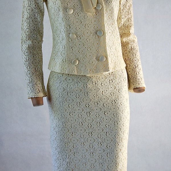 Beautiful Vintage cream color Wedding Suit. Size extra small.