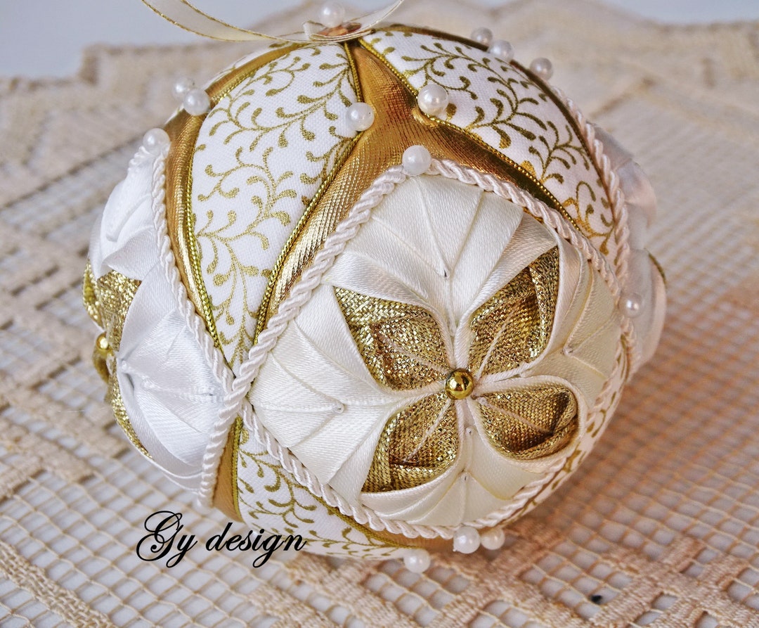 White And Gold Christmas Ornaments 