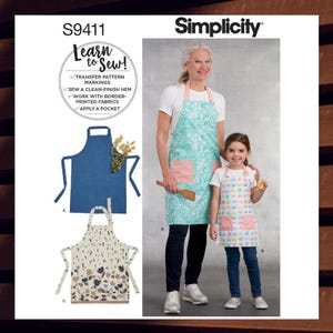 Puede incluir: Patrón de costura Simplicity S9411. La imagen muestra a una mujer y una niña con delantales. Los delantales son de color azul claro con detalles en rosa y un estampado floral. El patrón incluye instrucciones para aprender a coser y aplicar un bolsillo.