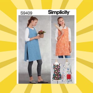 Könnte beinhalten: Simplicity Schnittmuster S9409 mit Schürzen. Das Bild zeigt eine Frau in einer blauen Schürze mit seitlichen Knöpfen und einem Schlitz. Eine weitere Schürze ist orange mit einem floralen Muster. Zwei weitere Schürzen werden auf Schaufensterpuppen gezeigt, eine mit floralem Design und die andere mit einer roten Tasche.