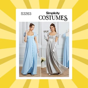 Könnte beinhalten: Simplicity S3263 Schnittmuster für Kostüme mit zwei bodenlangen Kleidern mit Empire-Taille, Puffärmeln und eckigem Ausschnitt. Ein Kleid ist hellblau mit Knopfleiste, das andere ist metallisch silberfarben und wird mit Handschuhen getragen.
