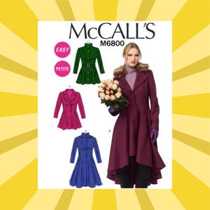 Könnte beinhalten: McCall's M6800 Schnittmuster mit Manteldesigns in Grün, Pink und Blau. Das Bild zeigt eine Frau in einem bordeauxfarbenen Mantel mit Pelzkragen. Das Muster enthält die Aufschriften "EASY" und "PETITE".