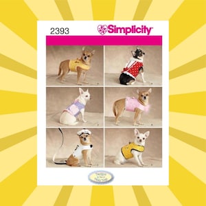 Könnte beinhalten: Simplicity Schnittmuster 2393 mit verschiedenen Hundeoutfits. Das Bild zeigt sechs verschiedene Outfits, darunter ein gelbes Geschirr, ein rot gepunkteter Mantel und ein rosa Oberteil mit Federbesatz. Das Muster ist für kleine Hunde.