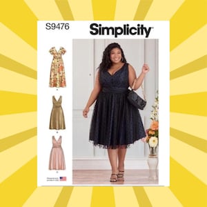 Könnte beinhalten: Eine Frau in einem marineblauen Polka-Dot-Kleid posiert neben einem Simplicity-Schnittmuster. Das Muster zeigt drei Kleiderdesigns, darunter ein Blumendruck, ein goldfarbenes Kleid und ein rosa Kleid. Die Musternummer ist S9476.