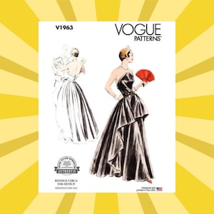 Könnte beinhalten: Vogue Patterns Schnittmuster mit einem Vintage-Abendkleid-Design. Die Illustration zeigt eine Frau in einem schwarzen Neckholder-Kleid mit einem geschichteten Rock, die einen roten Fächer hält. Das Muster ist eine Neuauflage von 1948, entworfen und gedruckt in den USA.