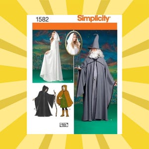 Puede incluir: Patrón de costura Simplicity 1582. La imagen muestra un patrón para varias capas y túnicas con capucha. Una modelo lleva una larga capa blanca con capucha. Otra modelo lleva una túnica de mago gris con un sombrero alto. El patrón incluye ilustraciones de diferentes opciones de vestuario.