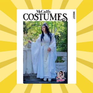Könnte beinhalten: McCall's Kostüm-Schnittmuster mit einem weißen Kostüm mit langen Ärmeln und passendem Gürtel. Das Schnittmustercover zeigt eine Person, die das Kostüm trägt, eine Requisite hält und vor einem natürlichen Hintergrund steht.