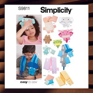 Könnte beinhalten: Simplicity Schnittmuster S9811 mit verschiedenen tierförmigen Nacken- und Kopfwickeln. Das Bild zeigt ein Kind mit einem blauen Elefanten-Kopfwickel und ein anderes Kind mit einem blauen Dinosaurier-Nackenwickel. Die Worte "easy-to-sew" sind ebenfalls sichtbar.