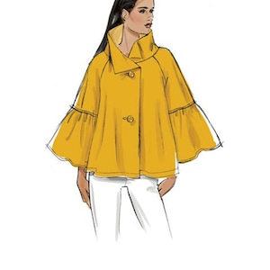 Puede incluir: Ilustraci&oacute;n de una chaqueta amarilla mostaza estilo capa con cuello alto y mangas acampanadas. La chaqueta tiene dos botones y se combina con pantalones blancos. Boceto de dise&ntilde;o de moda.